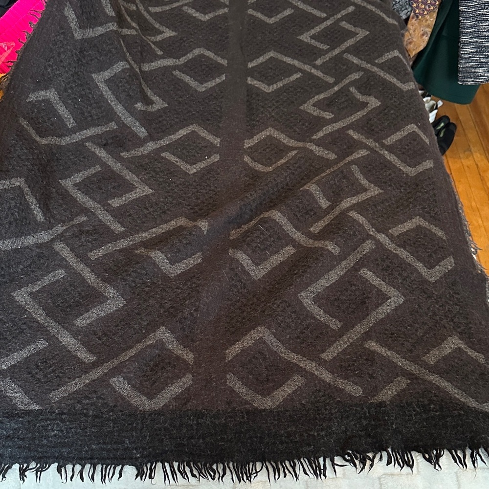 ***Wilfred Black Geometric Blanket scarf - Picture 4 of 9